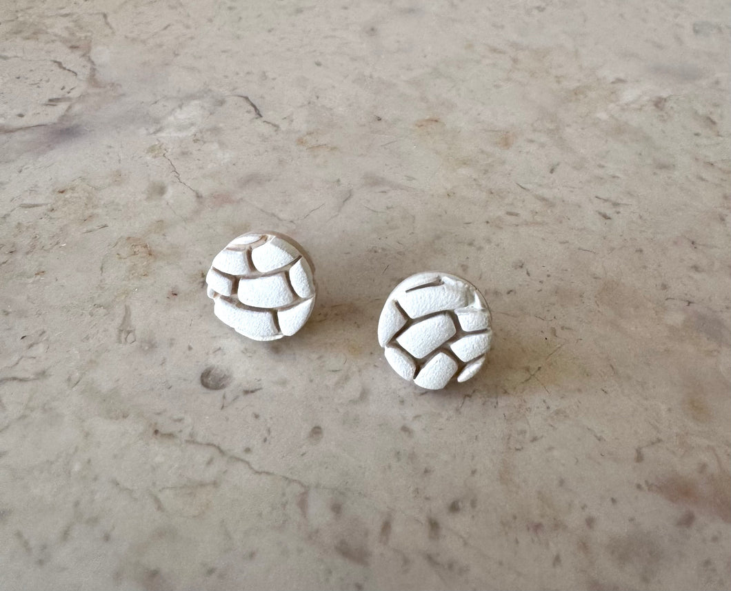 Concha Clay studs