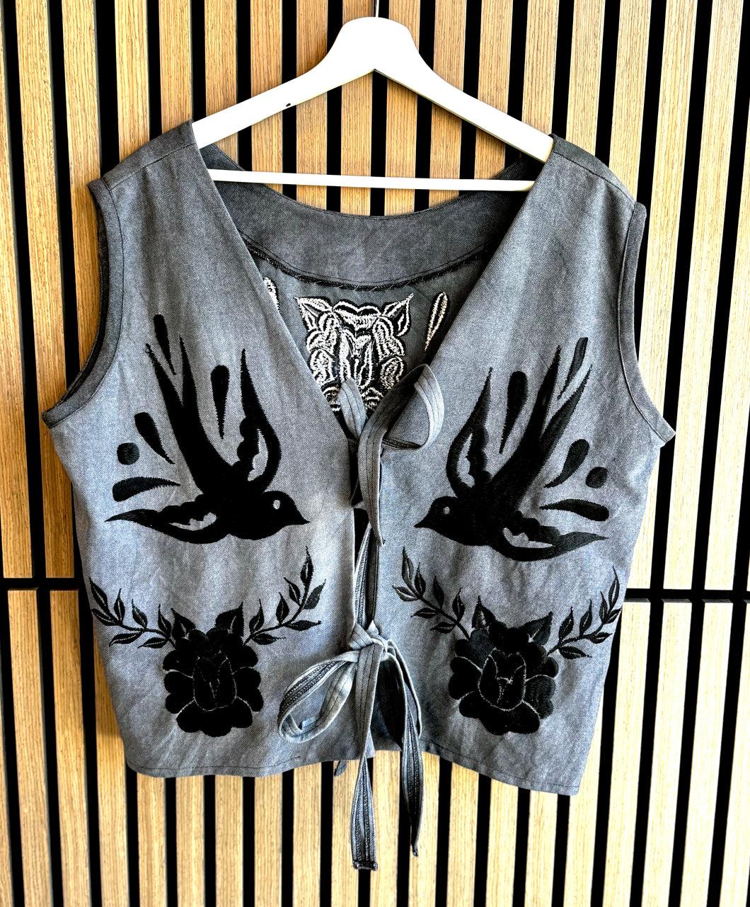 Pajaros Gris Vest